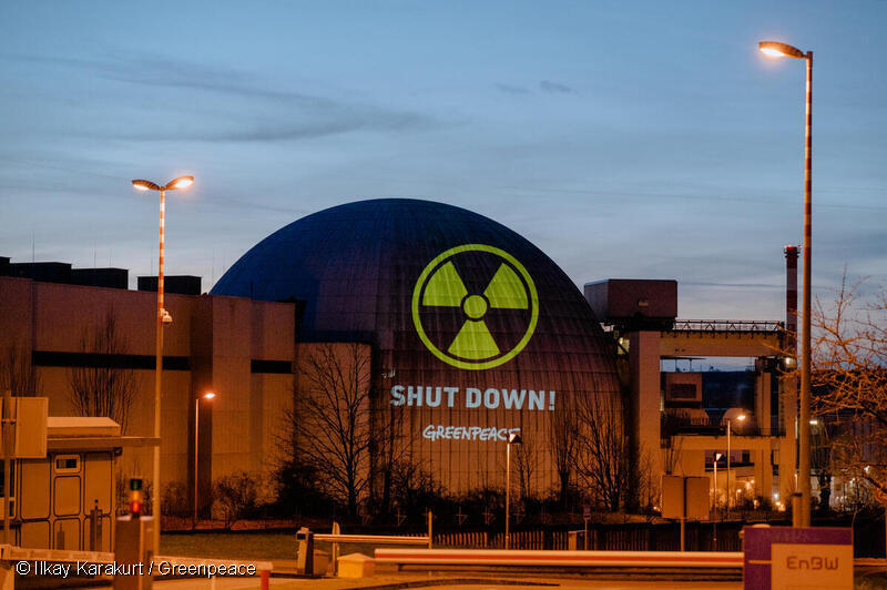 그린피스는 지난 3월 가동 중이던 독일의 Neckarwestheim 원자력 발전소에 단계적 폐지를 촉구하는 메시지를 전하고 있다. © Ilkay Karakurt / Greenpeace