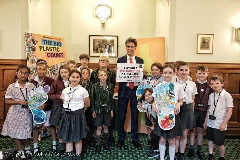 에드 밀리밴드(Ed Miliband) 기후변화 및 넷제로(Net Zero) 담당 예비 국무장관이 하원에서 어린이들을 만나고 있습니다.