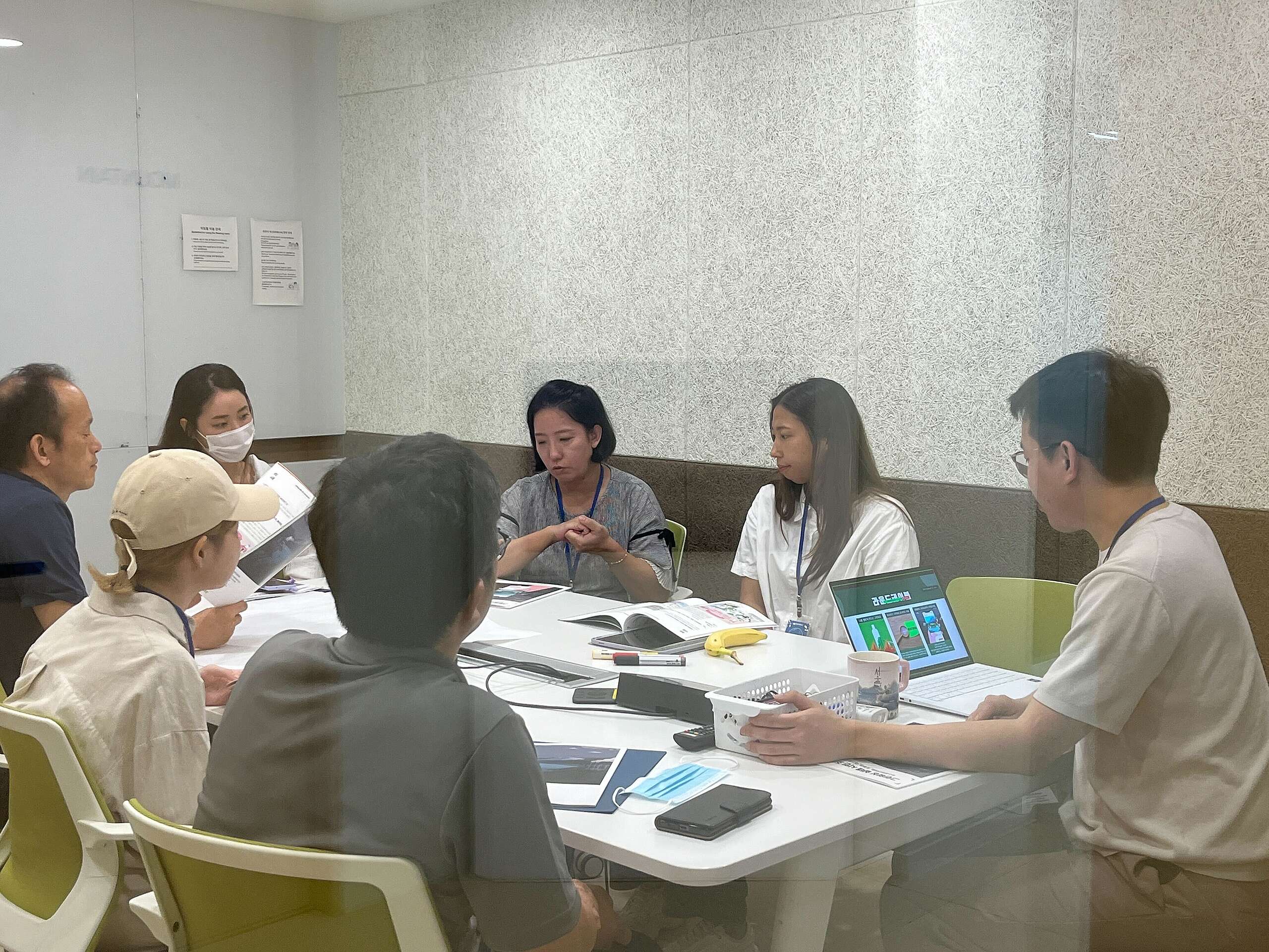 8월 29일, 그린워싱 감시단 해단식&결과공유회에서 토론을 진행하고 있는 시민 Ⓒ그린피스