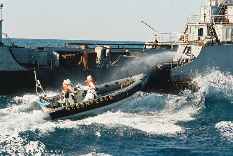 1993년 10월 핵폐기물 해양 투기를 저지하는 그린피스 활동가들과 러시아 TNT27호가 대치 중이다. 