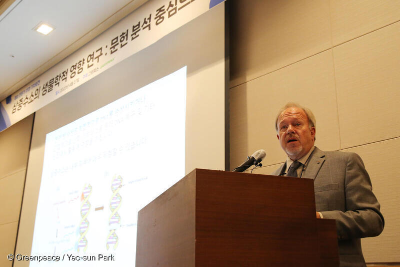 티머시 무쏘 사우스캐롤라이나 대학교 생물과학 교수가 2023년 4월 27일 전경련 콘퍼런스센터에서 열린 그린피스 기자회견에서 발표하고 있다.
