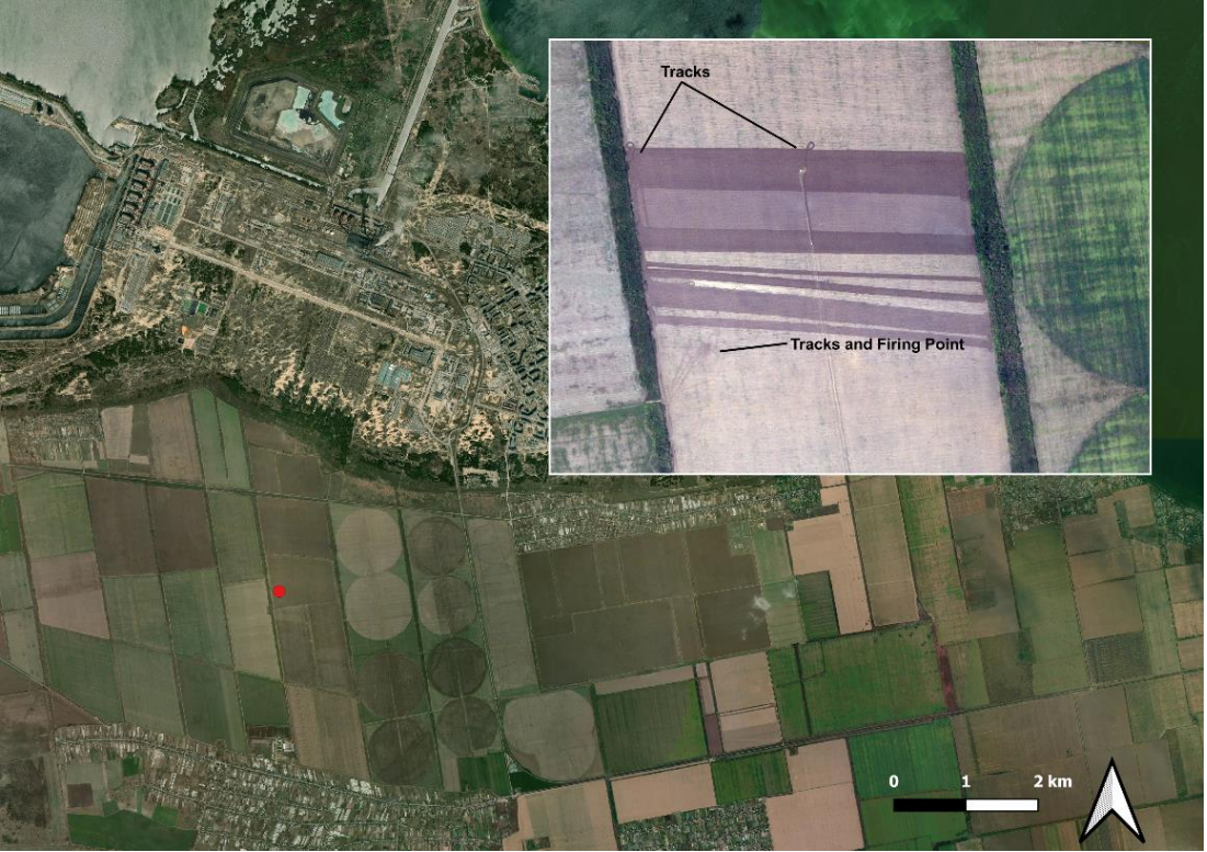 2022년 8월 12일에 촬영된 위 이미지는 발사대 또는 발사기가 사격 지점으로 배치되어 기동한 후 포탄을 발사한 흔적을 보여준다. 해당 발사 지점은 자포리자 원전에서 4.8km 떨어진 구간으로 확인됐다. 출처 : 그린피스 맥켄지 보고서