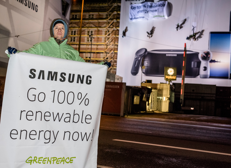 그린피스 활동가가 배너를 들고 삼성전자의 100% 재생에너지 전환을 촉구하고 있다