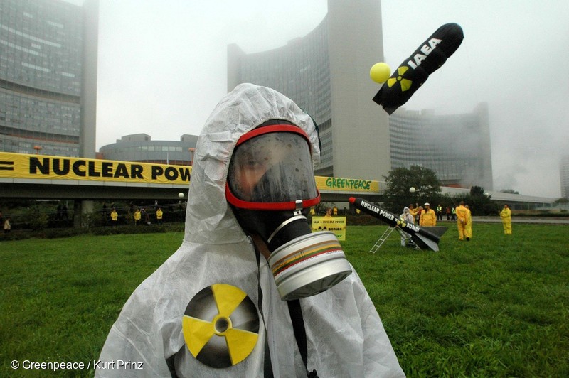 2005년 3월 그린피스 활동가들이  IAEA 총회 당일 핵무기 확산을 방조하는 IAEA를 규탄하기 위한 액션을 선보이고 있다. 
