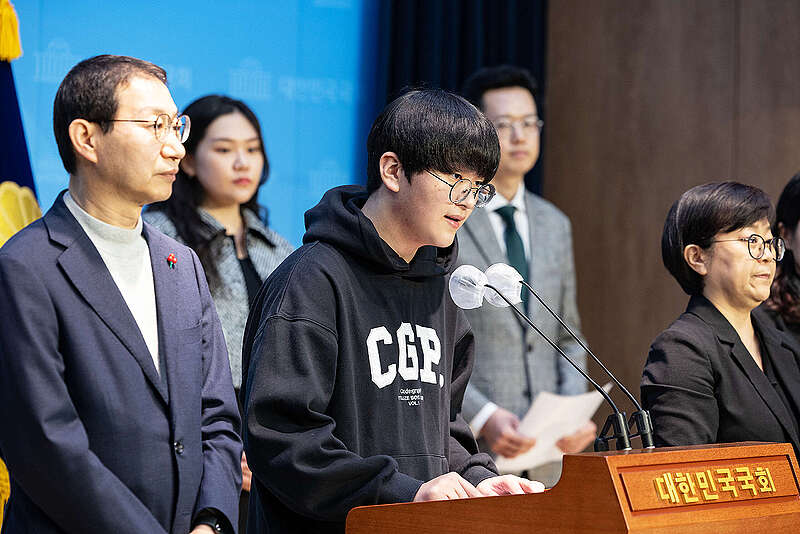 자본시장법 개정안 발의 기자회견에서 발언하는 헌법소원 참여자 김은찬