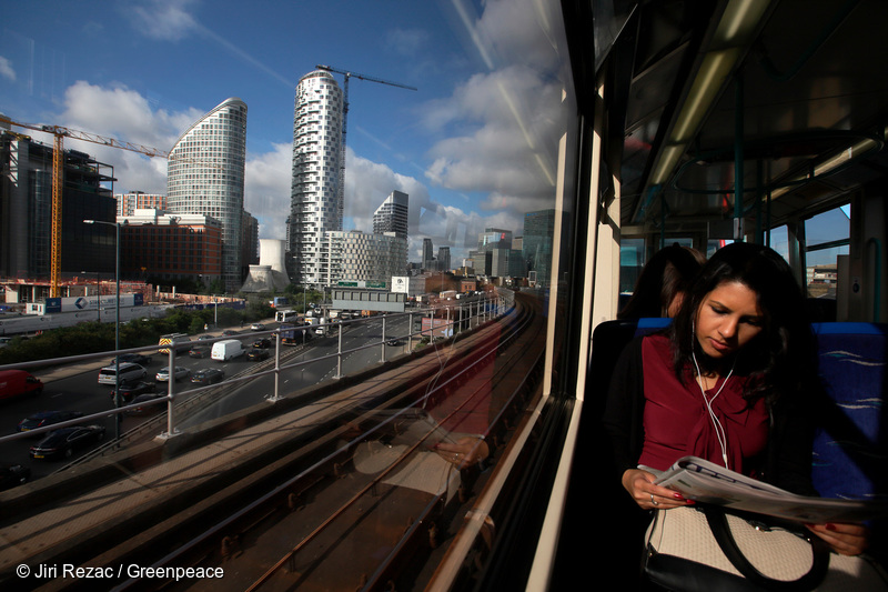 영국 이스트 런던의 도크랜드 경전철(DLR). © Jiri Rezac / Greenpeace