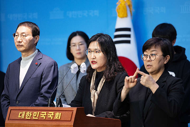 자본시장법 개정안 발의 기자회견에서 발언하는 헌법소원 참여자 이정민 Ⓒ그린피스