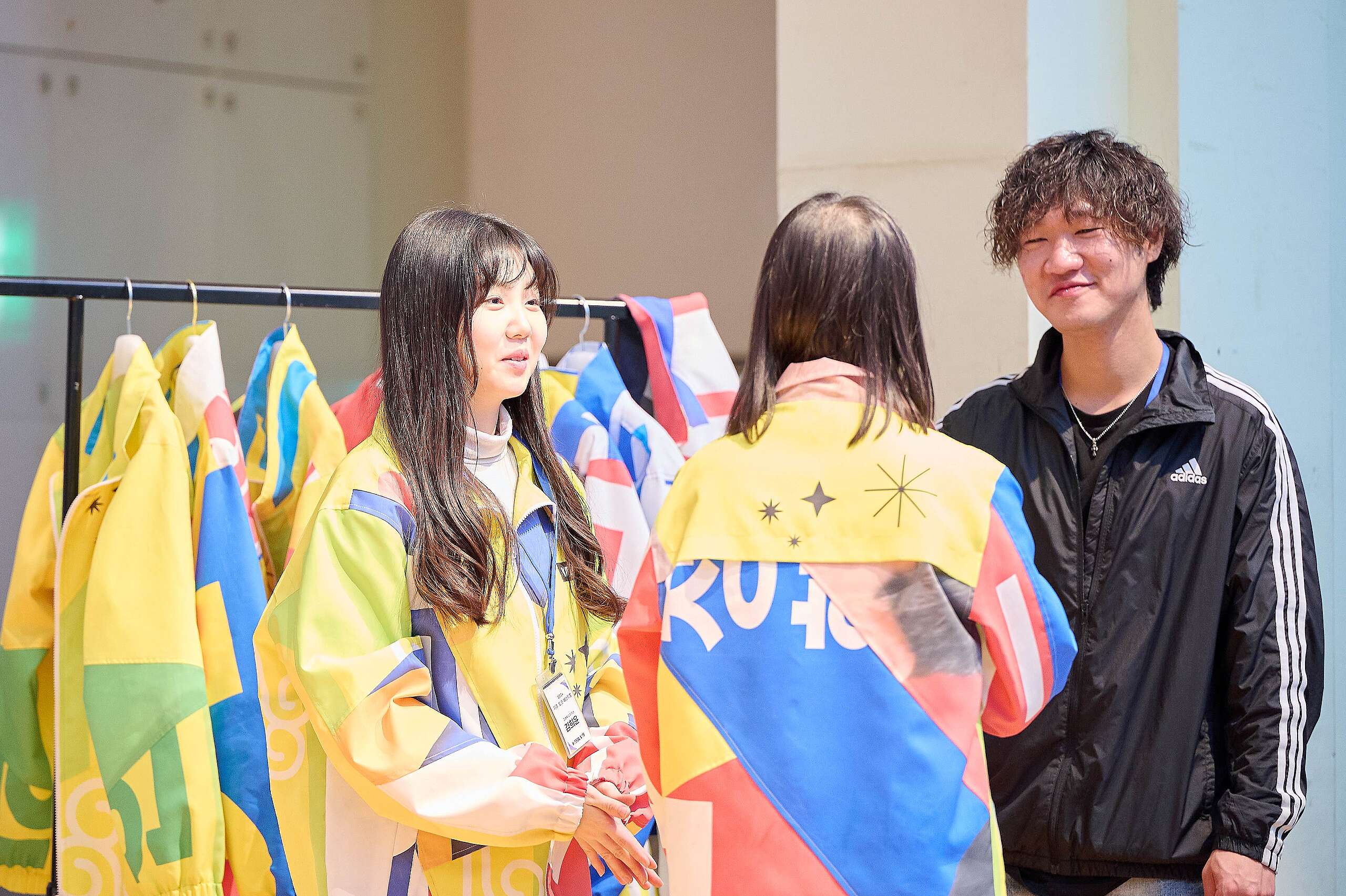 선거 현수막 업사이클 자켓을 입어보고 있는 행사 참가자들
