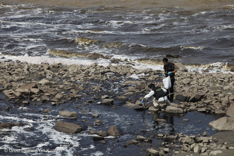 그린피스 활동가들이 첸탕강에서 하수 샘플을 채취하고 있다. 이 물은 린장 공업구(항저우 샤오산구)에 있는 샤오산 린장 폐수처리장(WWTP)에서 나온 것이다.