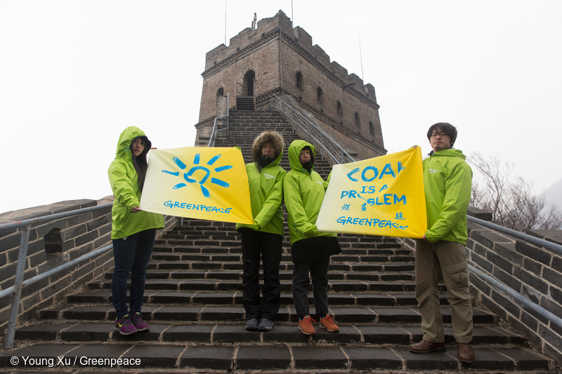파리 기후 회담을 앞두고 중국 만리장성에서 그린피스 활동가들이 기후행동과 100% 재생에너지 전환을 촉구하고 있다.