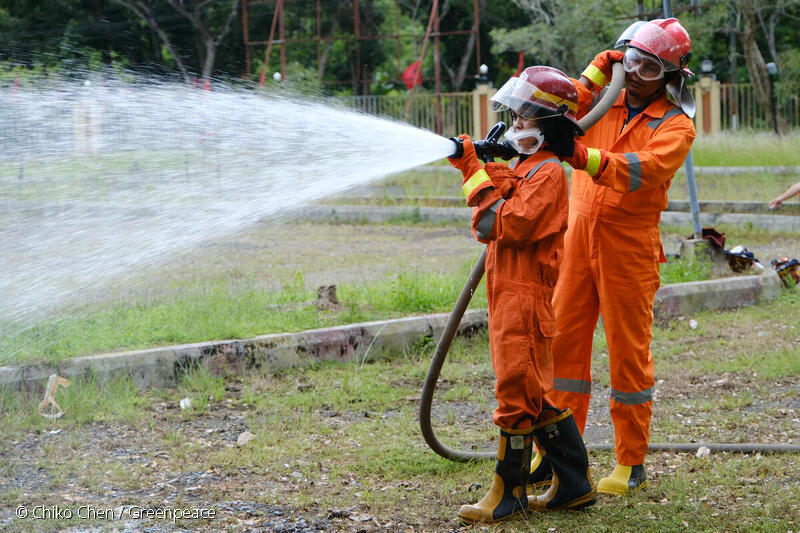 2022년 9월, 그린피스 인도네시아 사무소에서 자원봉사자들을 모집해 산불 예방팀(Forest Fire Prevention team)을 구성하고, 호스를 사용해 물을 뿌리는 훈련을 진행하고 있습니다.