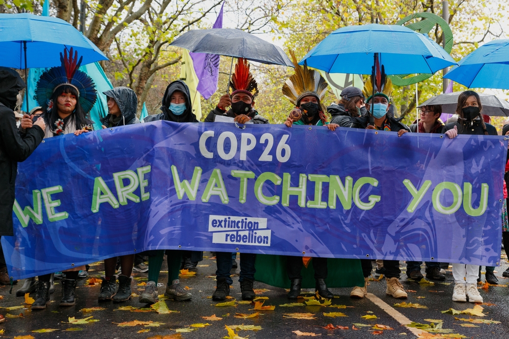 2021년 UN COP26 기후 회의 기간 동안 글래스고 도심에서 기후 변화 대응을 촉구하는 시위 행진에 참가한 사람들