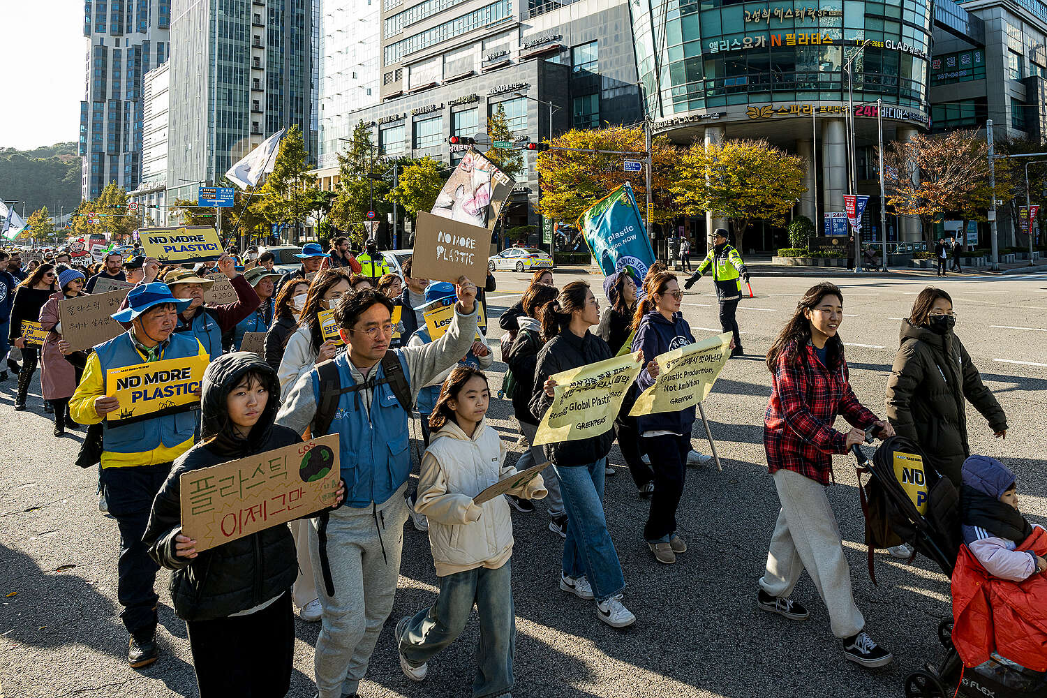 23일 전 세계 시민 1,000여 명과 16개 환경단체로 구성된 ‘플뿌리연대’가 벡스코를 중심으로 ‘강력한 국제 플라스틱 협약을 위한 1123 시민행진’을 하고 있다.