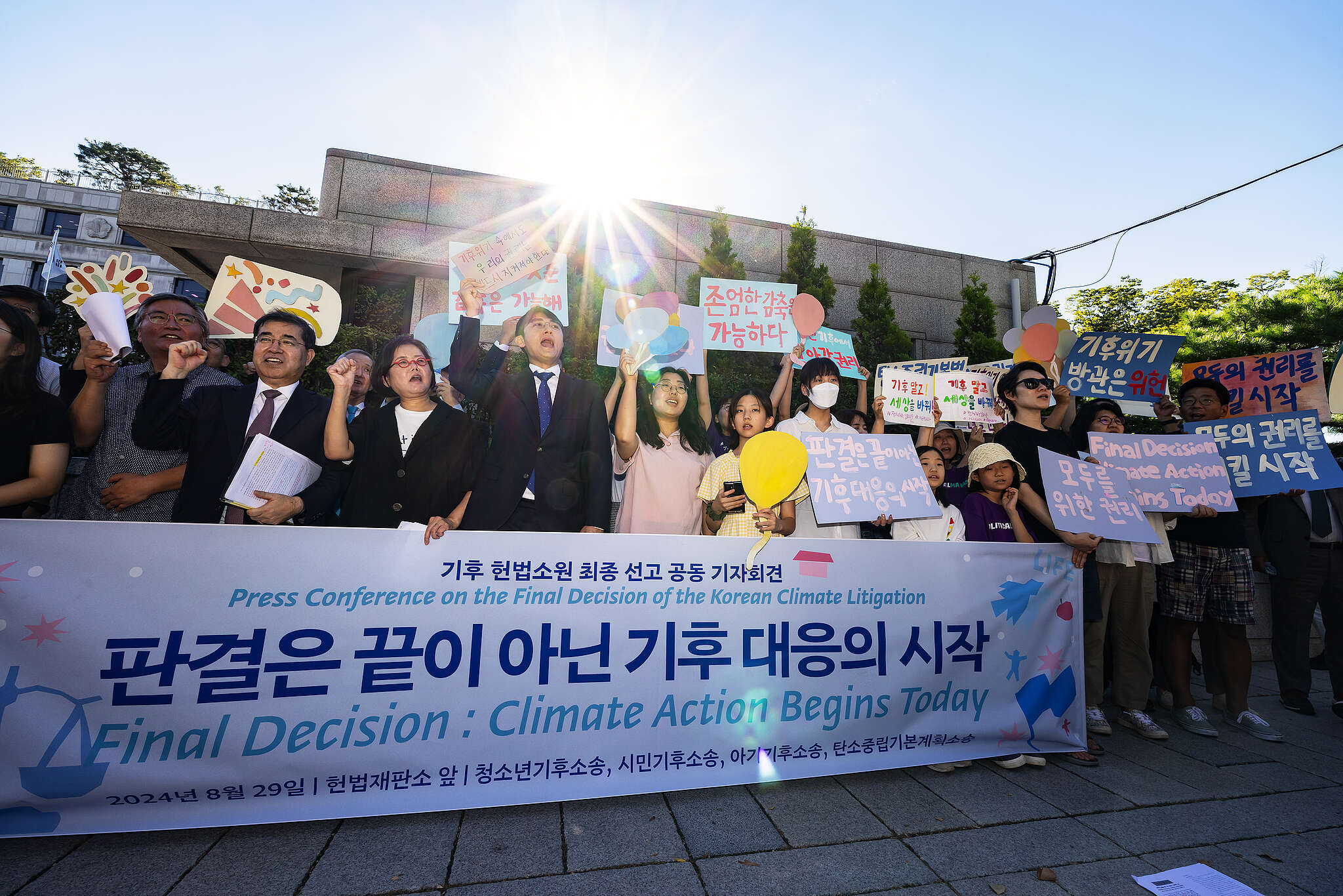 2024년 4월 헌법재판소 앞에 모인 기후소송 원고인단의 모습(기후헌법소원 공동원고인단 제공)