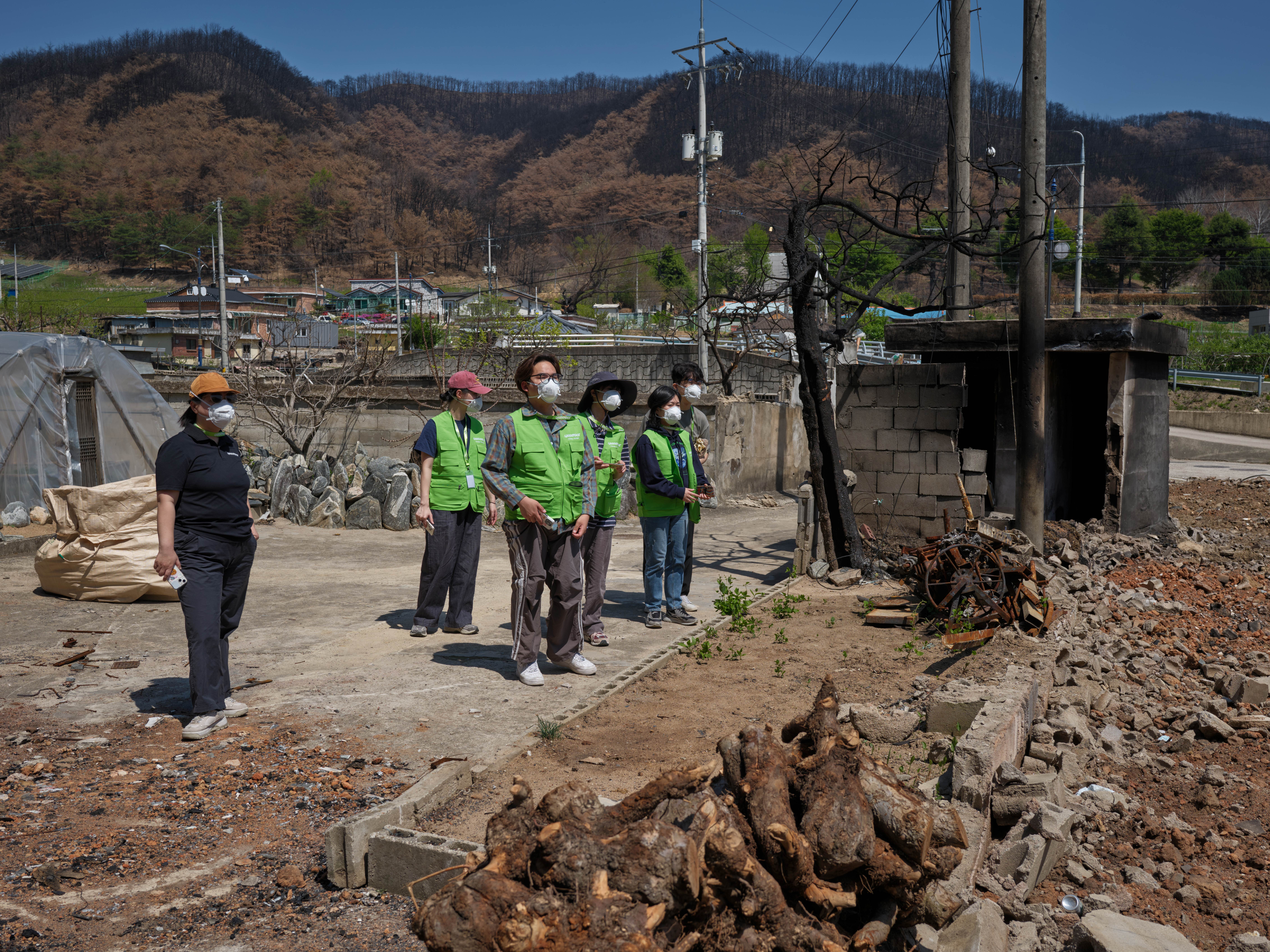 2025년 4월, 산불로 소실된 가옥을 철거 중인 신안리 마을을 답사하고 있는 기후재난시민대응단