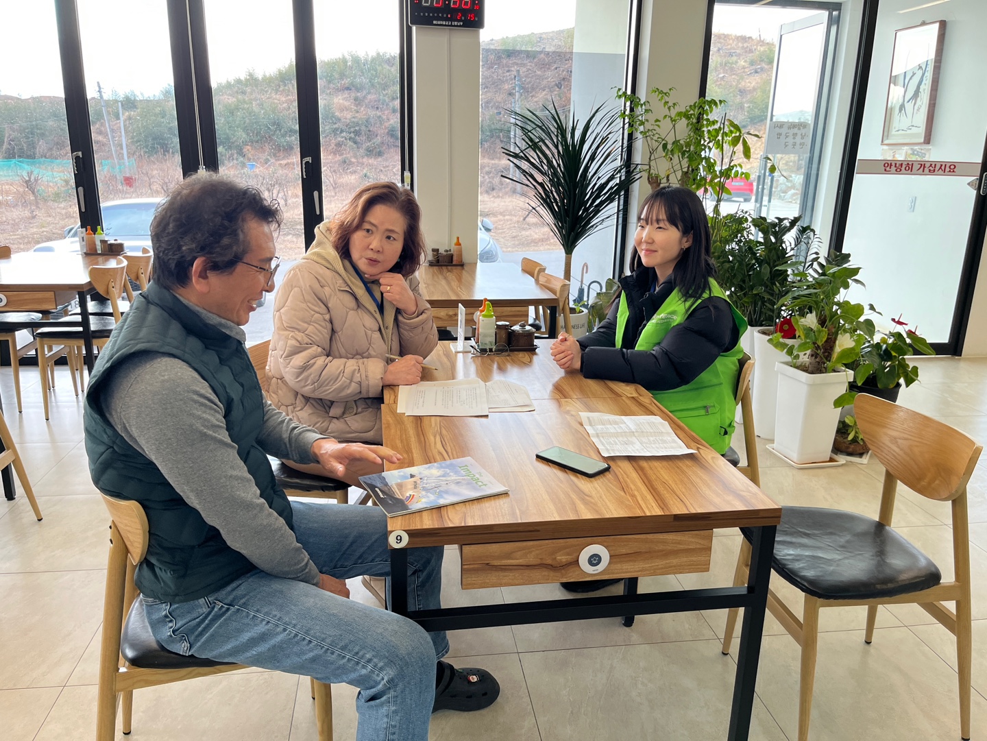 2025년 2월, 기후재난 시민대응단과 사람들에게 평화를 심리 전문가가 함께 산불 피해 이재민을 만나고 있다.
