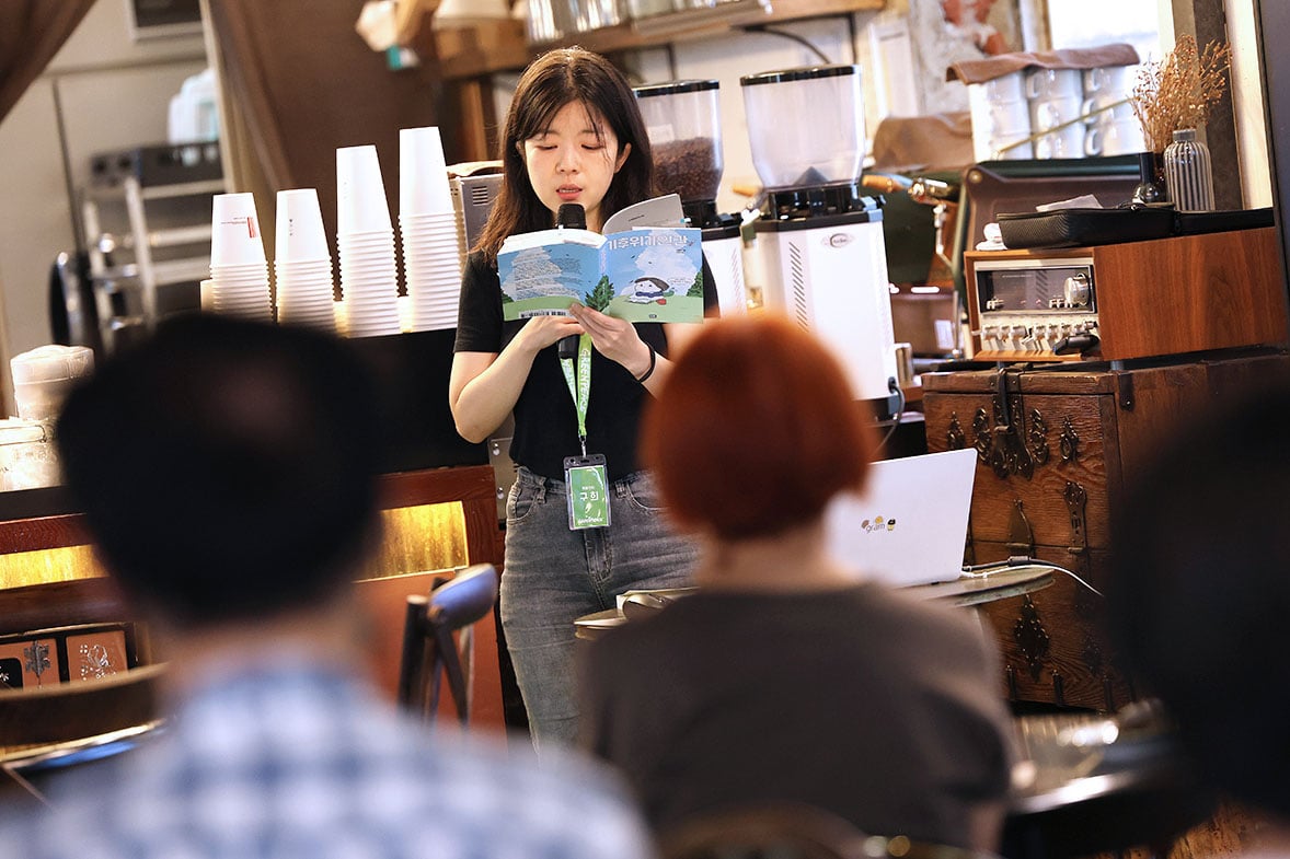 구희 작가가 강연을 진행하고 있다.