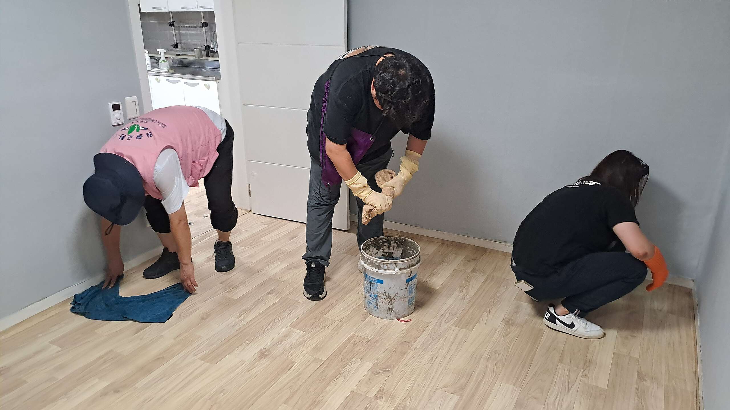 그린피스 기후재난대응팀과 원불교 봉공회 강명권 교무님이 침수된 가옥 청소하는 모습