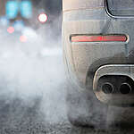 내연기관 자동차의 배기가스는 온실가스와 기타 대기오염물질을 배출하는 주범이다.