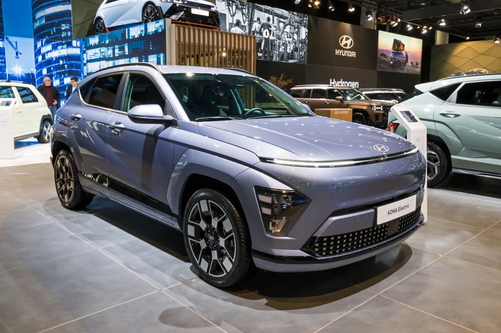 전기승용차가 전시장에서 선보이고 있다 - 전동화는 정책, 산업계, 소비자 모두의 협력이 필요하다