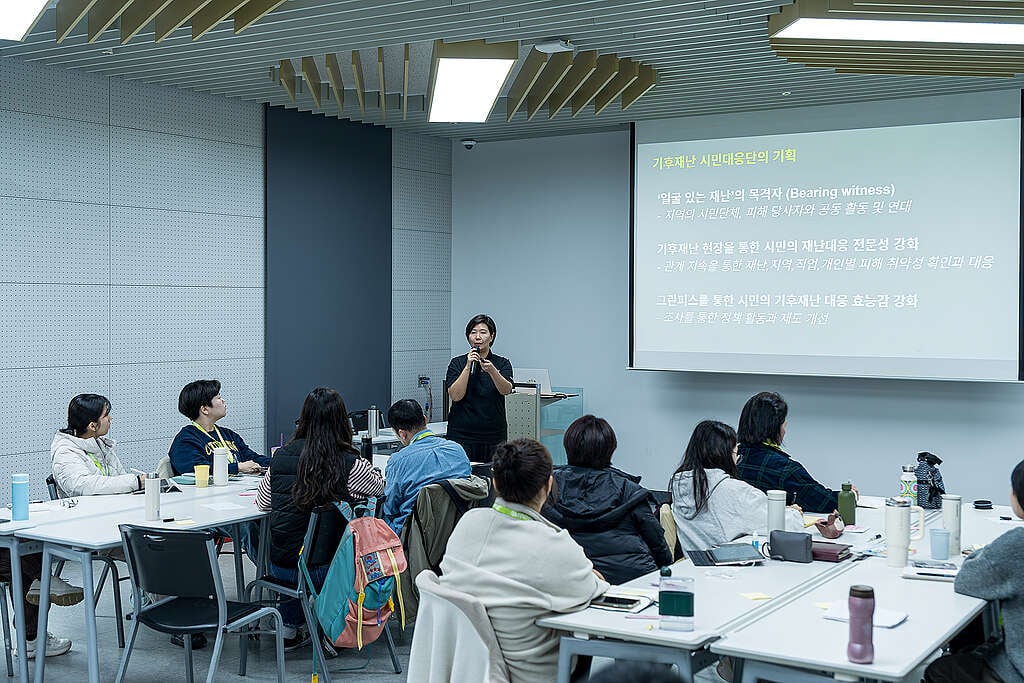 강연을 하고 있는 강성원 기후에너지 캠페이너와 장마리 기후환경에너지 전문위원
