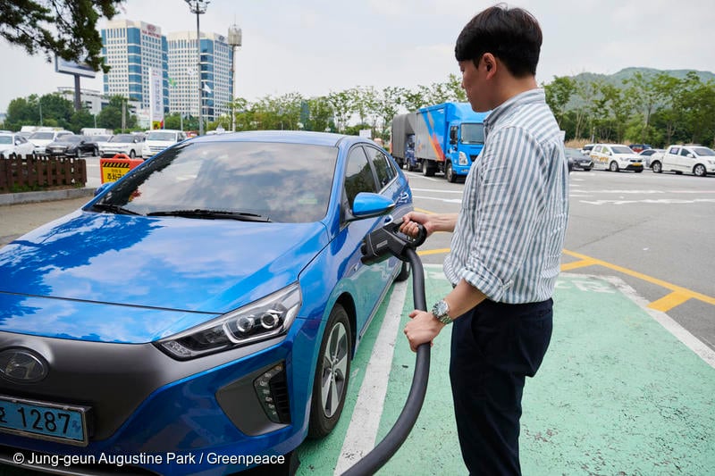전기차를 충전하고 있는 시민 - 전기차 충전 인프라 확충도 전동화의 필수적인 요소이다