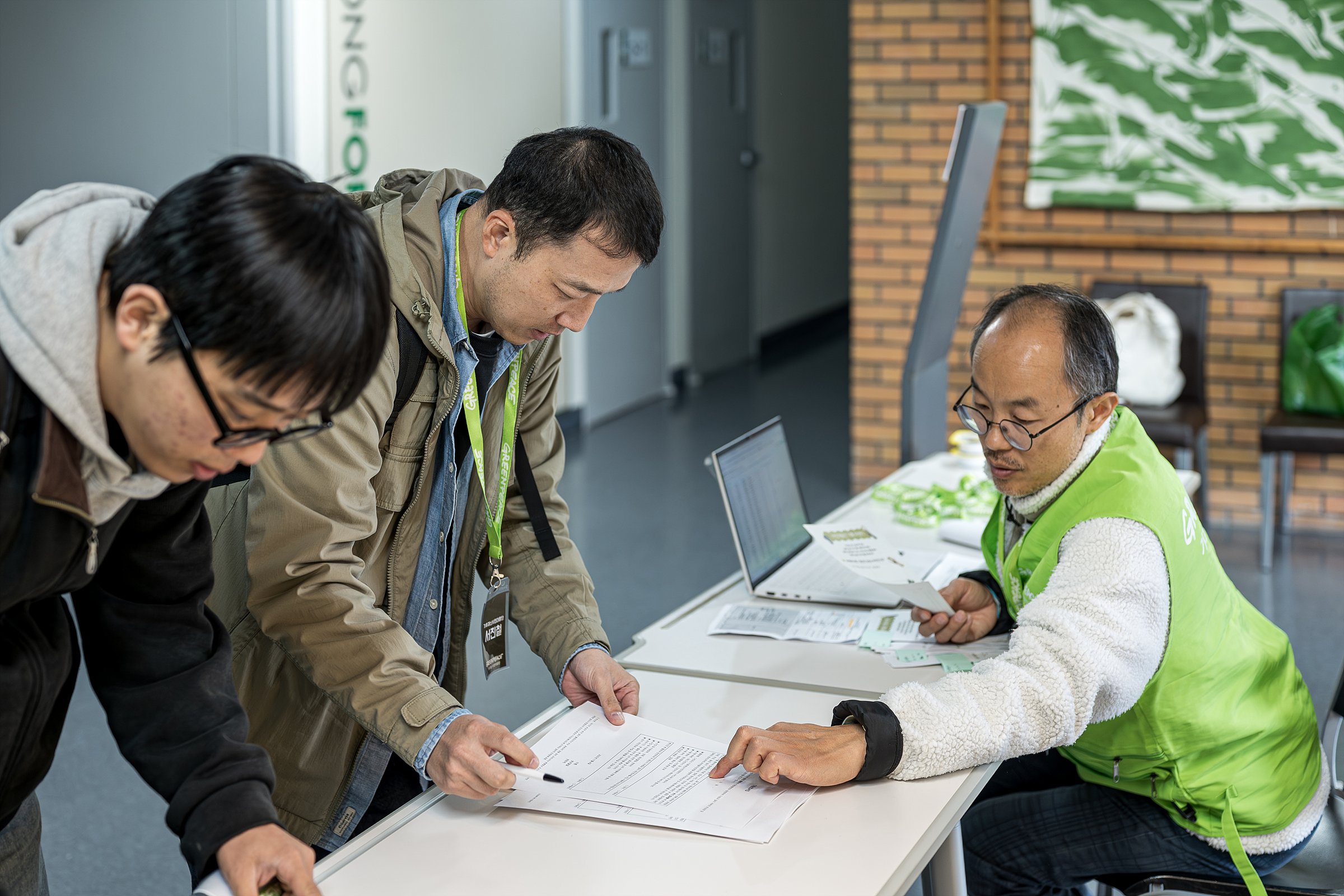 시민대응단 3기 단원이 참여자 등록을 하고 있는 모습