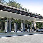 정부의 올바른 정책 방향과 기업의 적극적인 노력이 더해진다면 전기차 대중화는 더욱 가속화될 것입니다.