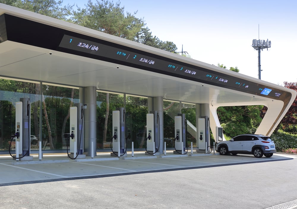 정부의 올바른 정책 방향과 기업의 적극적인 노력이 더해진다면 전기차 대중화는 더욱 가속화될 것입니다.