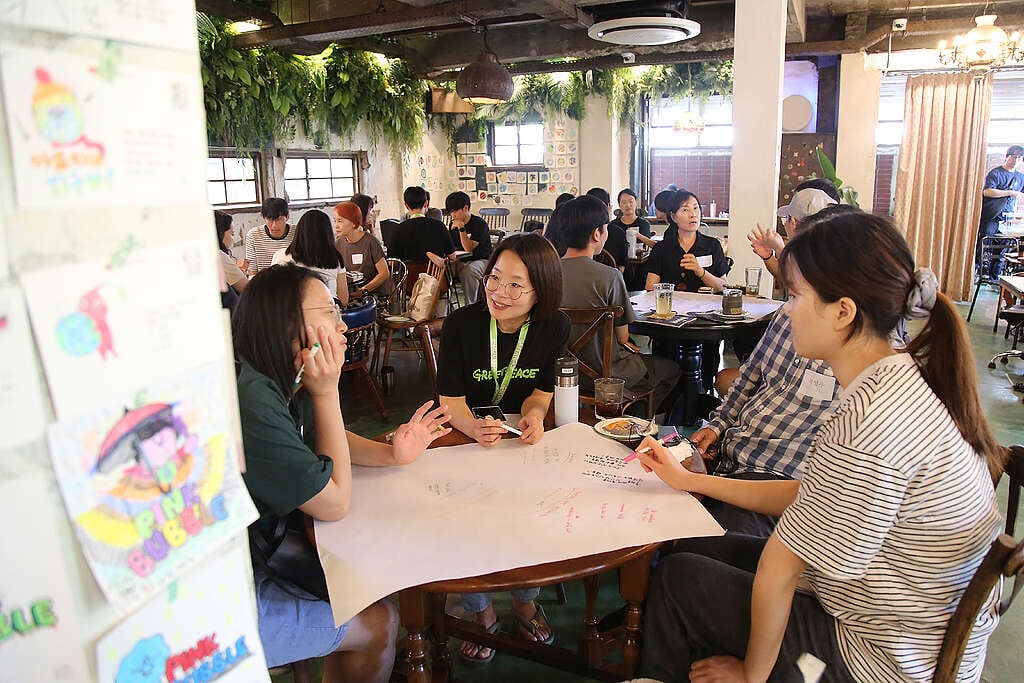 새로고침 네트워크 단원들이 발대식에서 토론하고 있다.