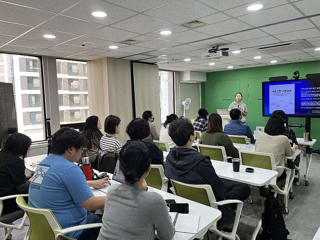 11월 1일 그린피스 서울사무소 열린 전문가 세션을 듣기 위해 단원들이 모였다.