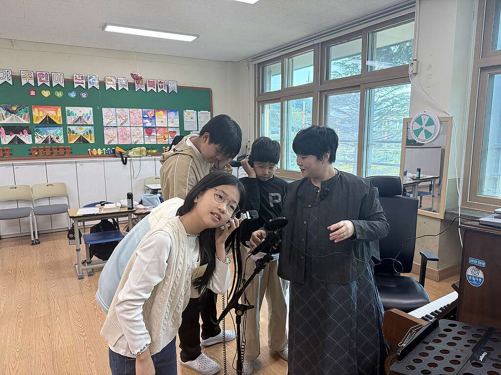 교실에서 노래를 녹음하는 아이들