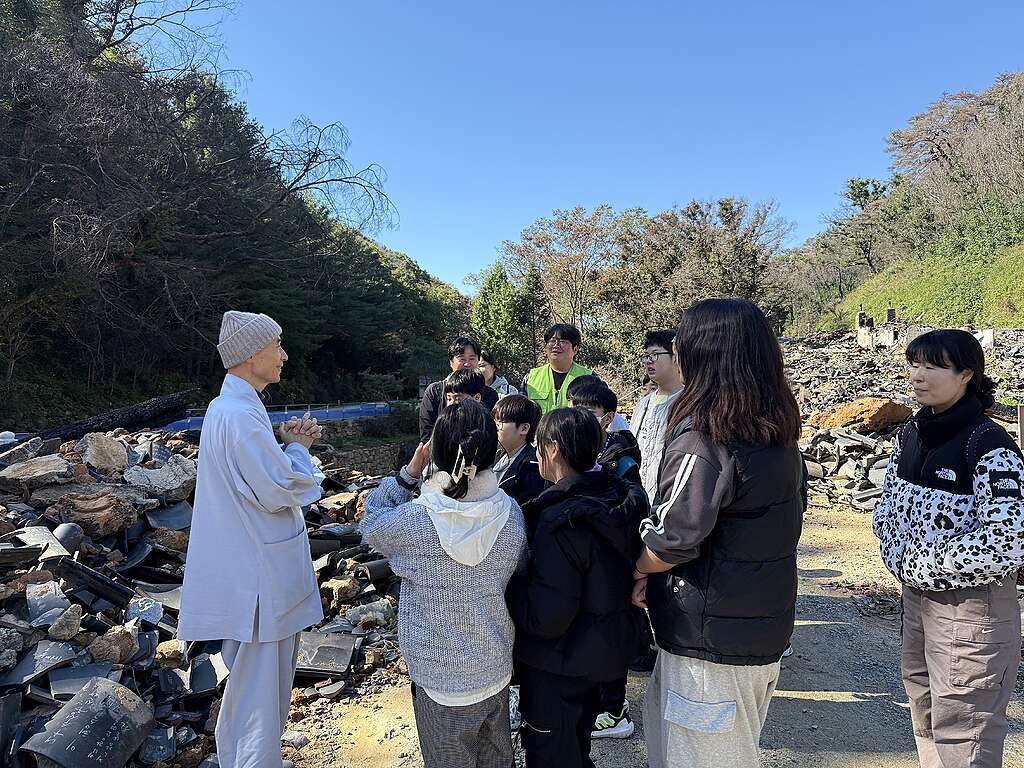 고운사에서 주지스님 등운스님의 말씀을 듣는 아이들