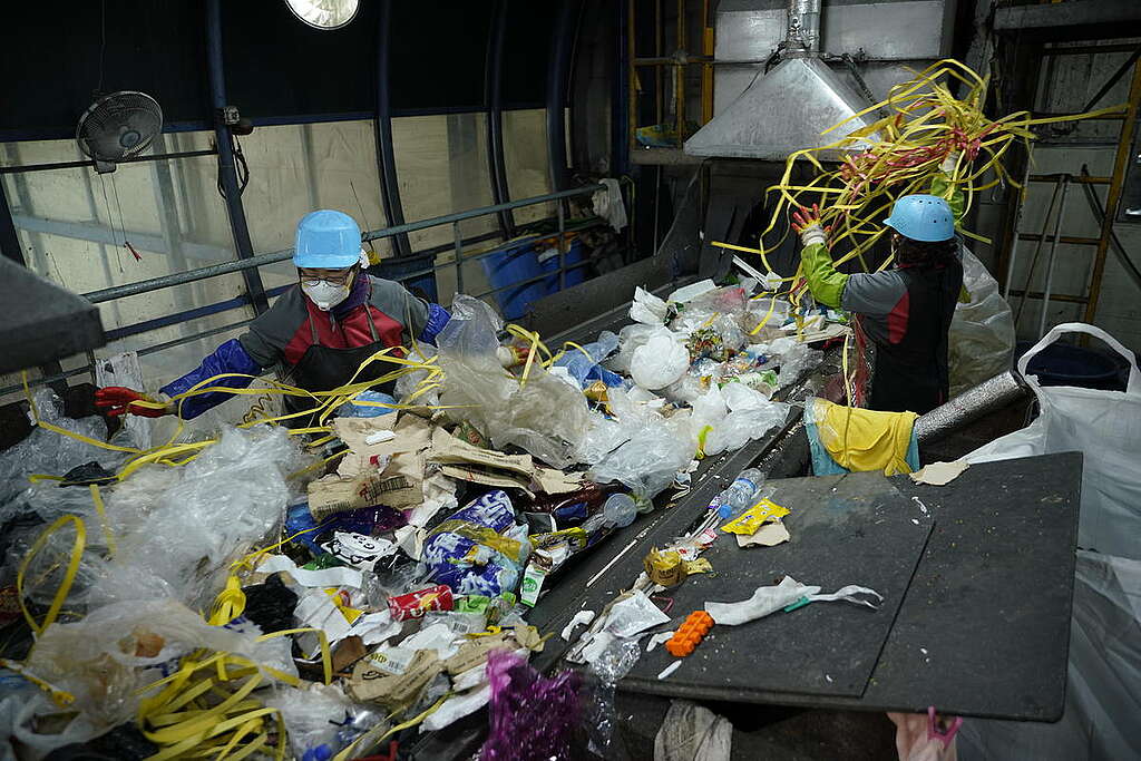 정부의 탈플라스틱 종합대책(안)에는 명확한 품목별 금지 시점과 목표 수치를 담은 로드맵이 필요합니다.