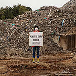 세계가 플라스틱 생산 자체를 줄이자고 논의하는 이 시점에 한국은 정반대 방향으로 달리고 있습니다.