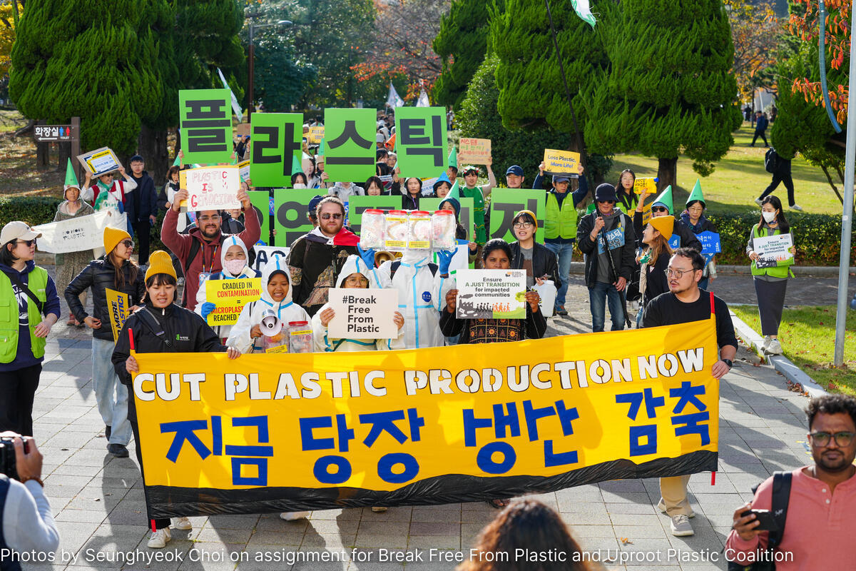 정부의 탈플라스틱 종합대책(안)은 구체적인 목표는 없습니다. 실질직인 감축 목표가 필요합니다.