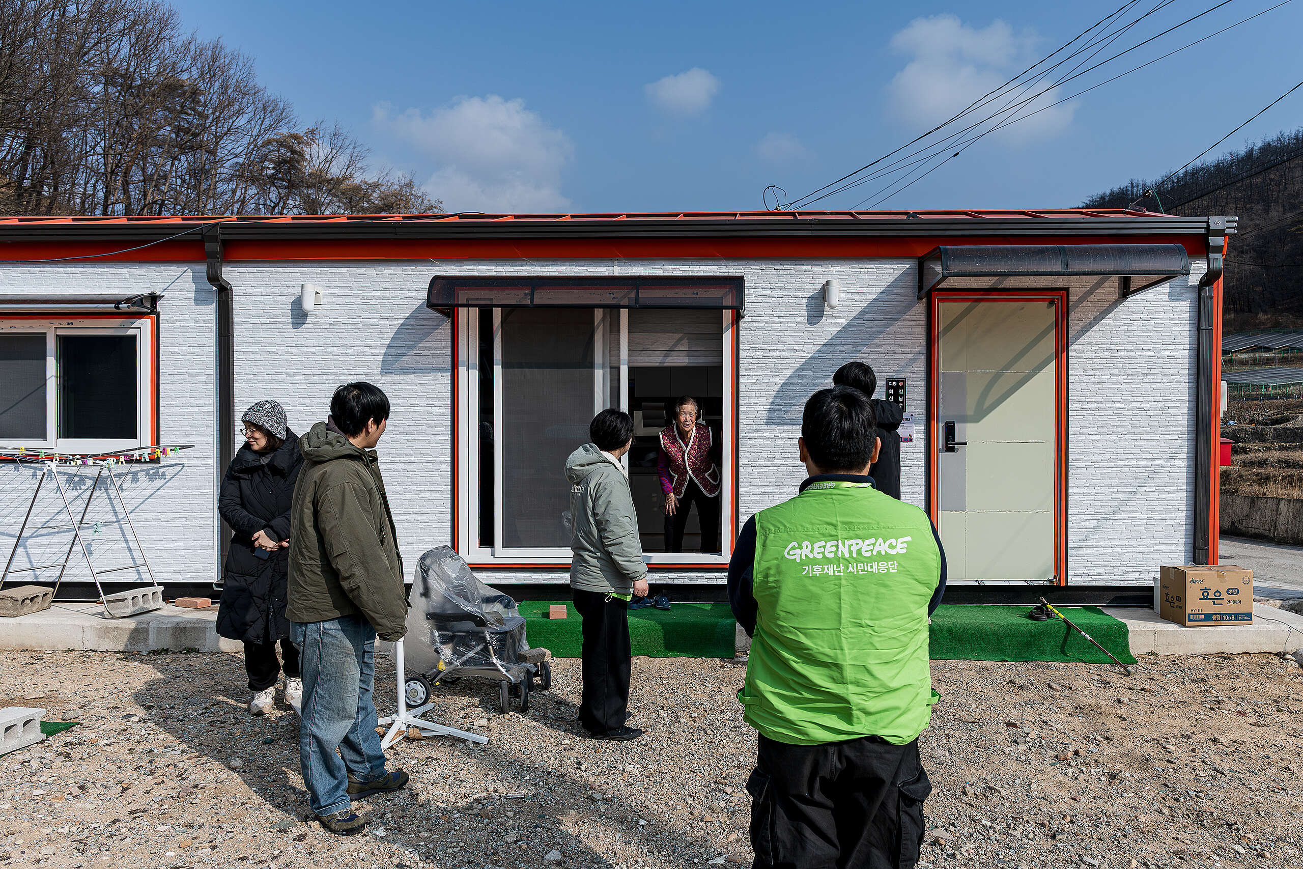 [영덕 산불 현장에서 기록활동 끝내고 이재민과 인사나누는 그린피스 기후재난 시민대응단