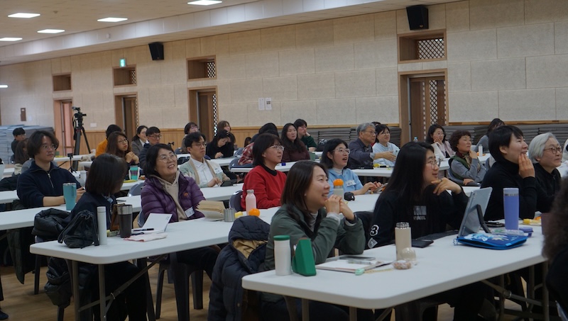 시민과학자 발대식에서 참가자들이 이규송 교수의 강의를 듣고있다.