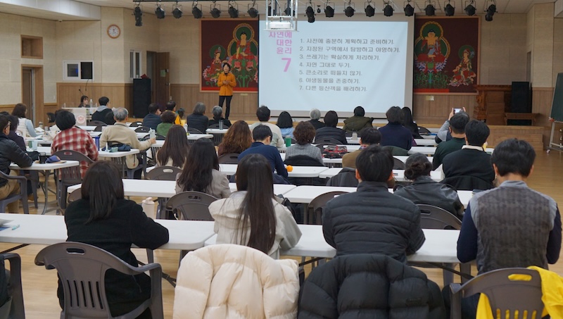 안전한 등산법에 대해 소개하는 최오순 클라이머