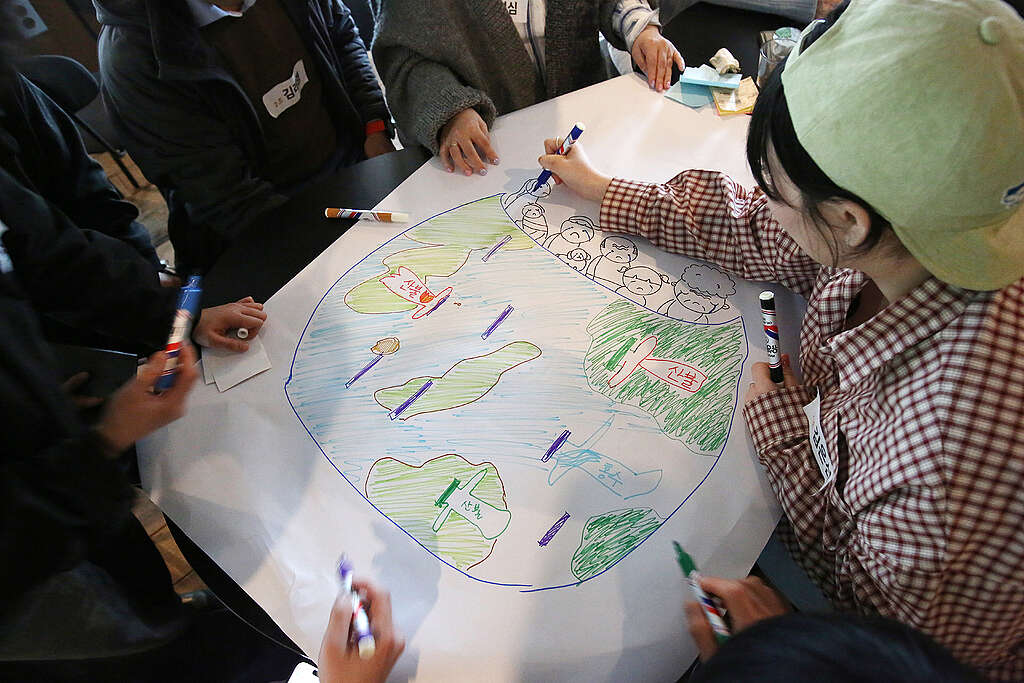 그린피스 캠페이너와 발룬티어스가 조별로 캠페인 메시지를 만드는 시간을 가졌다.