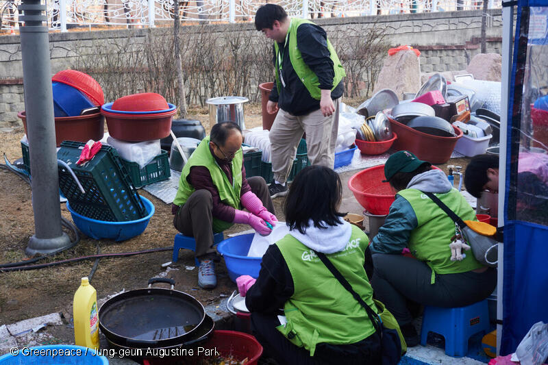 청송 산불 현장에서 급식 지원 후 설거지를 하고 있는 그린피스 활동가들