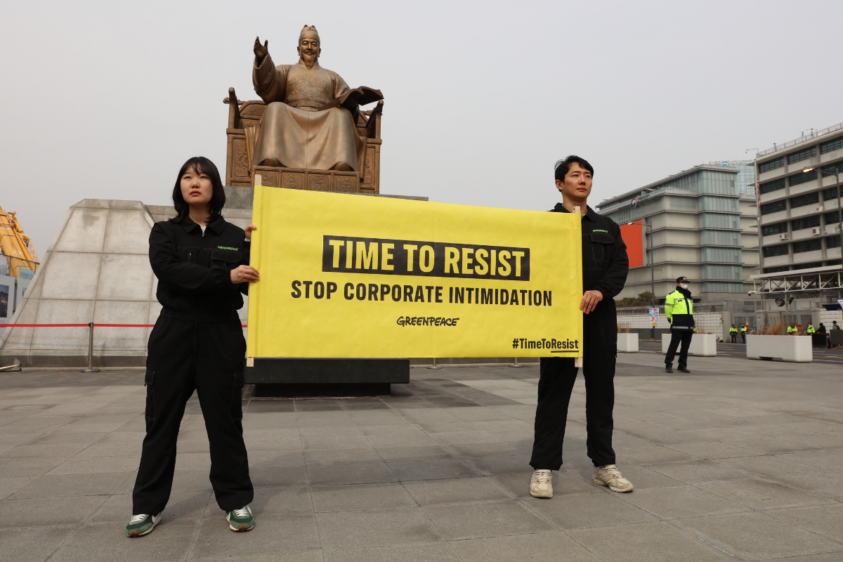 2026년 3월 5일, 그린피스 활동가들이 세종대왕 상 앞에서 배너를 들고있다. 