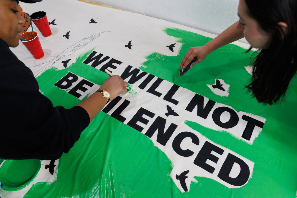 그린피스 활동가와 자원봉사자가 we will not be silenced 홍보물을 제작하고 있다.