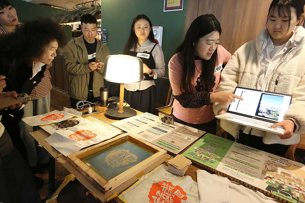 그린피스 서울사무소 재생에너지 캠페인의 시민그룹 ‘새로고침 네트워크’ 단원이 소품과 시각자료를 활용하여 자신의 경험과 활동의 의미를 다른 참가자들에게 소개하고 있다.