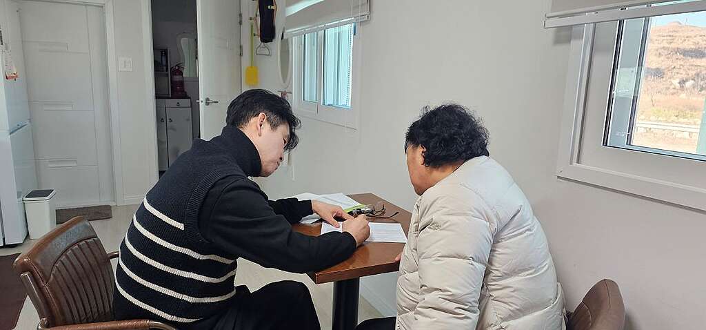 2025년 1월 강릉 산불 이재민 설문조사를 진행하고 있는 심리전문가