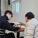 2025년 1월 강릉 산불 이재민 설문조사를 진행하고 있는 심리전문가