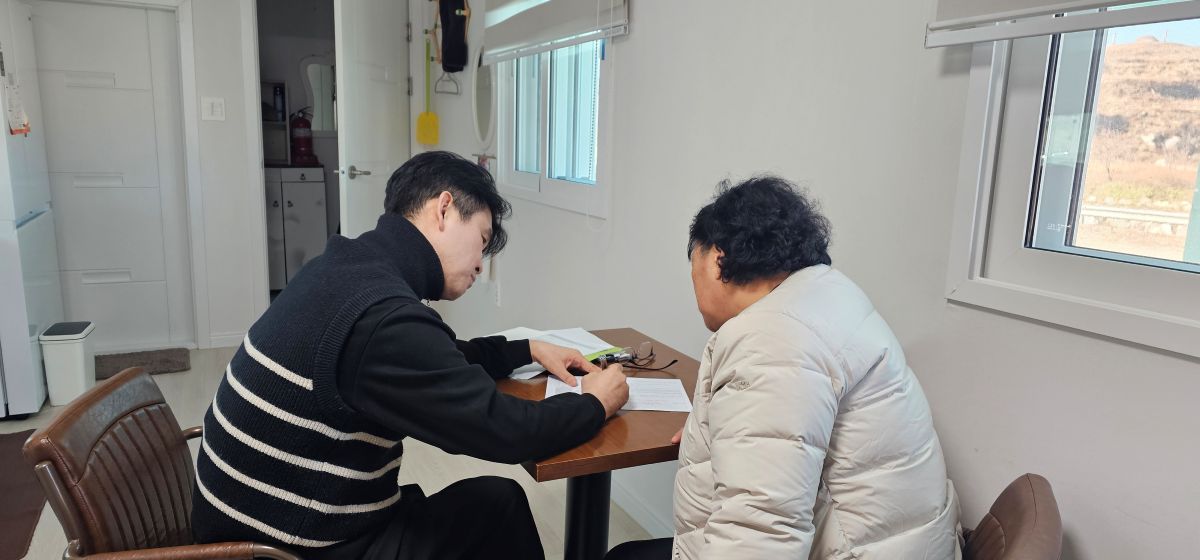 2025년 1월 강릉 산불 이재민 설문조사를 진행하고 있는 심리전문가