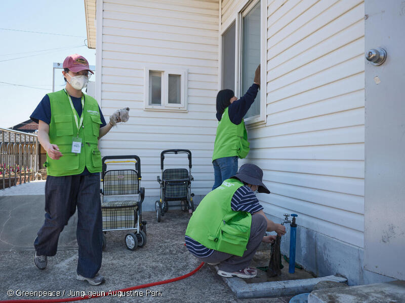 영덕 산불 현장에서 임시대피소를 청소하고 있는 그린피스 기후재난 시민대응단