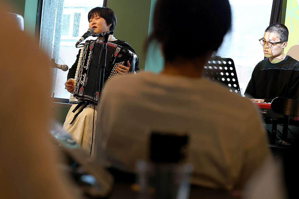 지품초 프로젝트 ‘우리,함께,다시’를 부른 안복진 싱어송라이터와 참가자들은 악보를 보며 함께 노래했다.