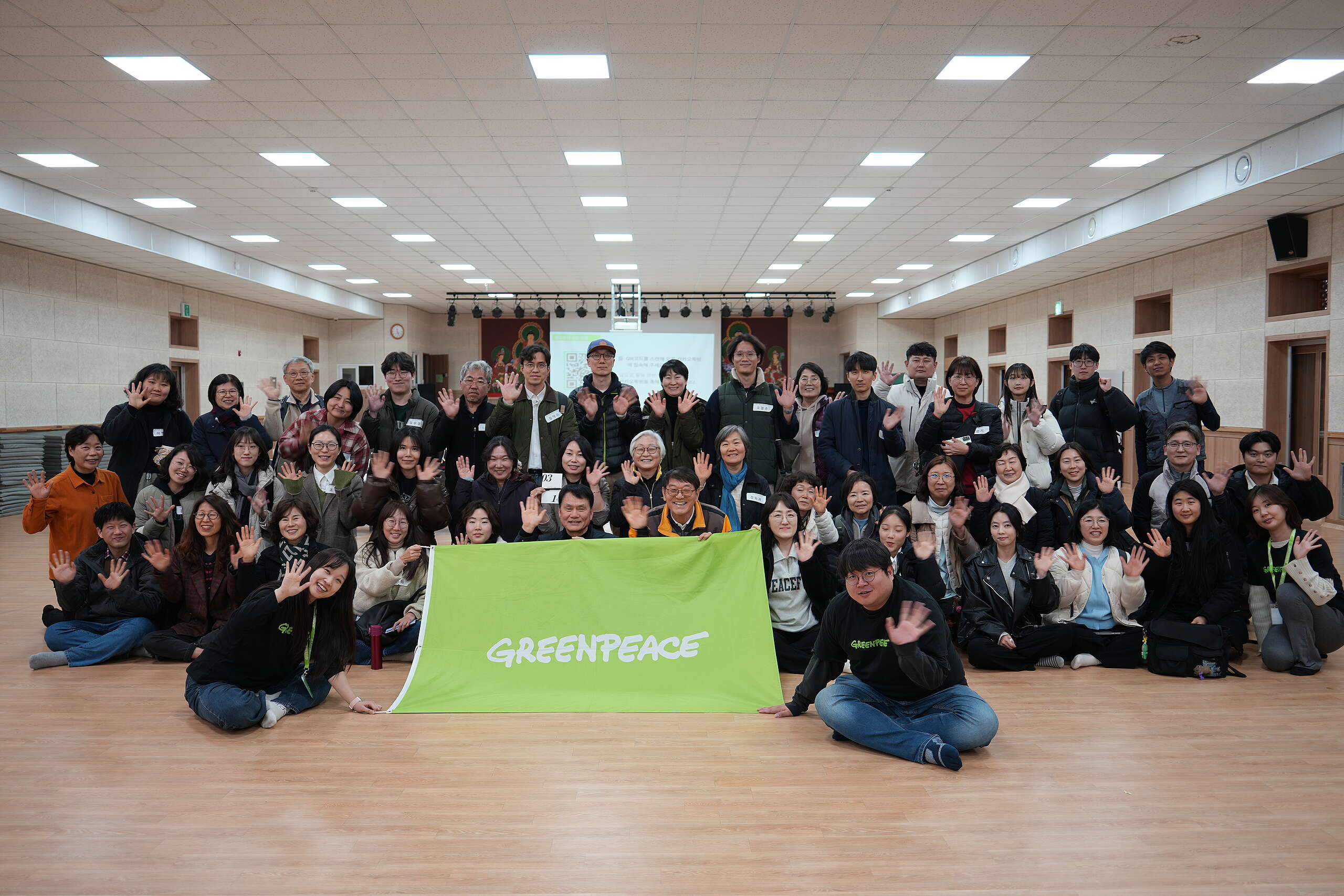 그린피스 고운사 사찰림 자연복원 시민과학자 프로젝트 발대식에 참여한 사람들이 단체사진을 찍고있다.